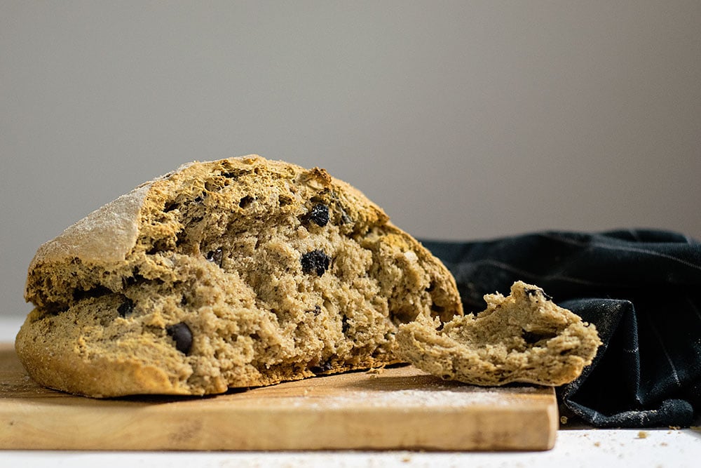 Quick beer and olives bread (no yeast)