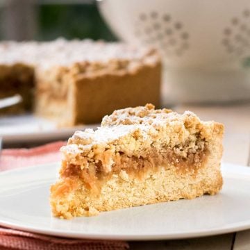 Apple crumble pie or cake.