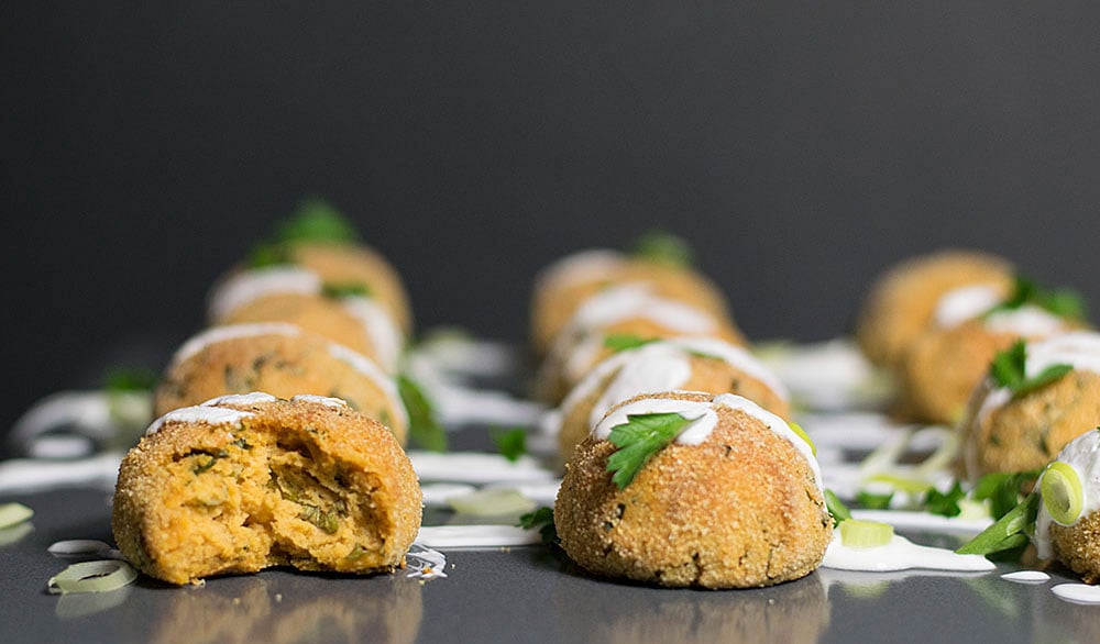 baked-humus-balls-with-yogurt-dressing-2