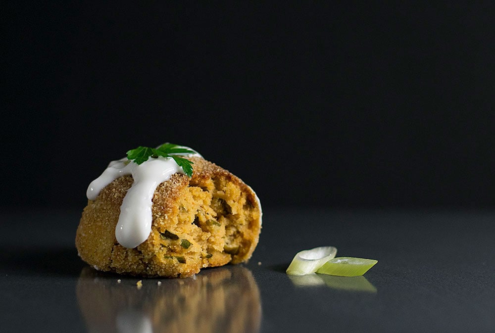 baked-humus-balls-with-yogurt-dressing-3