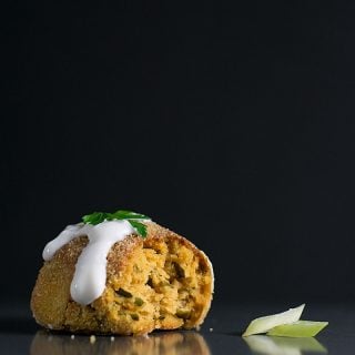 baked-humus-balls-with-yogurt-dressing-4