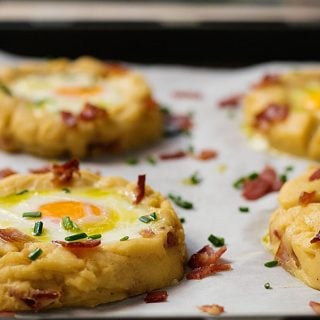 baked-eggs-in-potato-nests-1