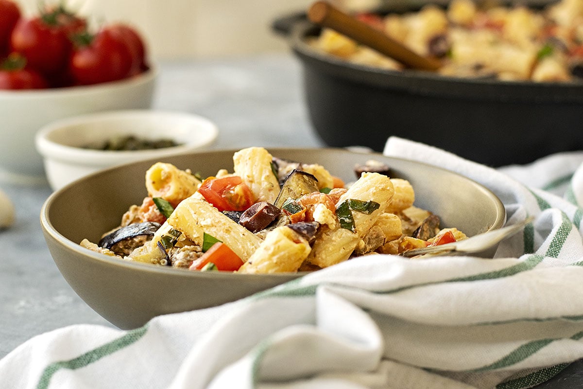 Creamy summer pasta with eggplant and tomatoes 4