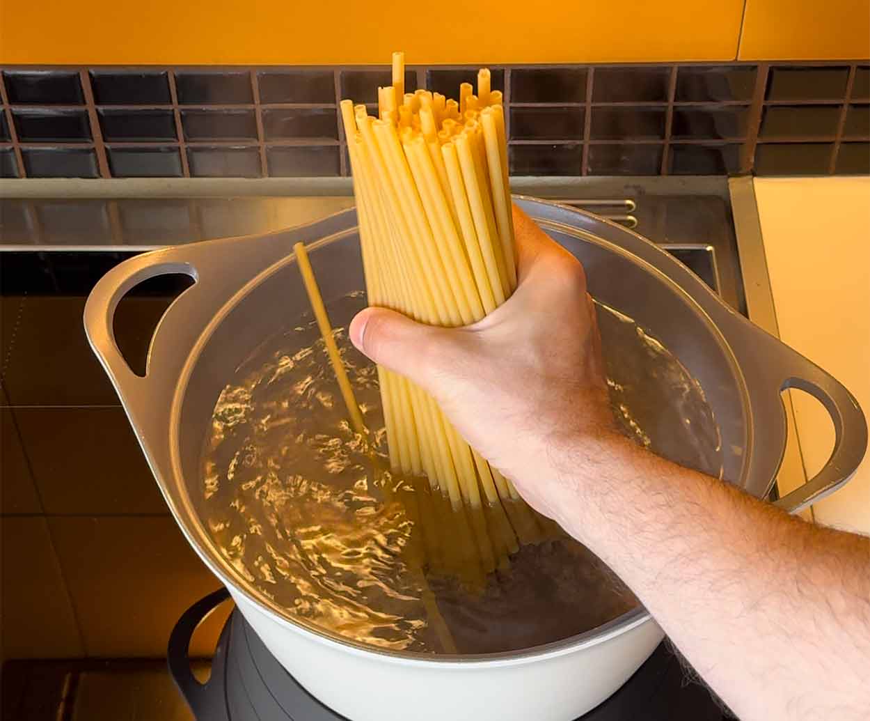Boiling the pasta.