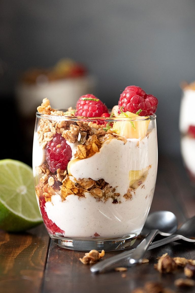 Yogurt parfait recipe with honey and fruits