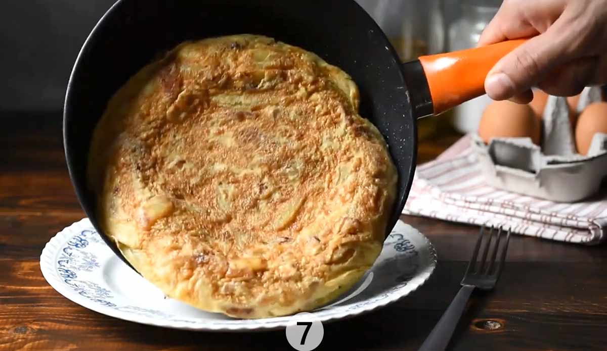 Serving the Spanish omelette from the pan.