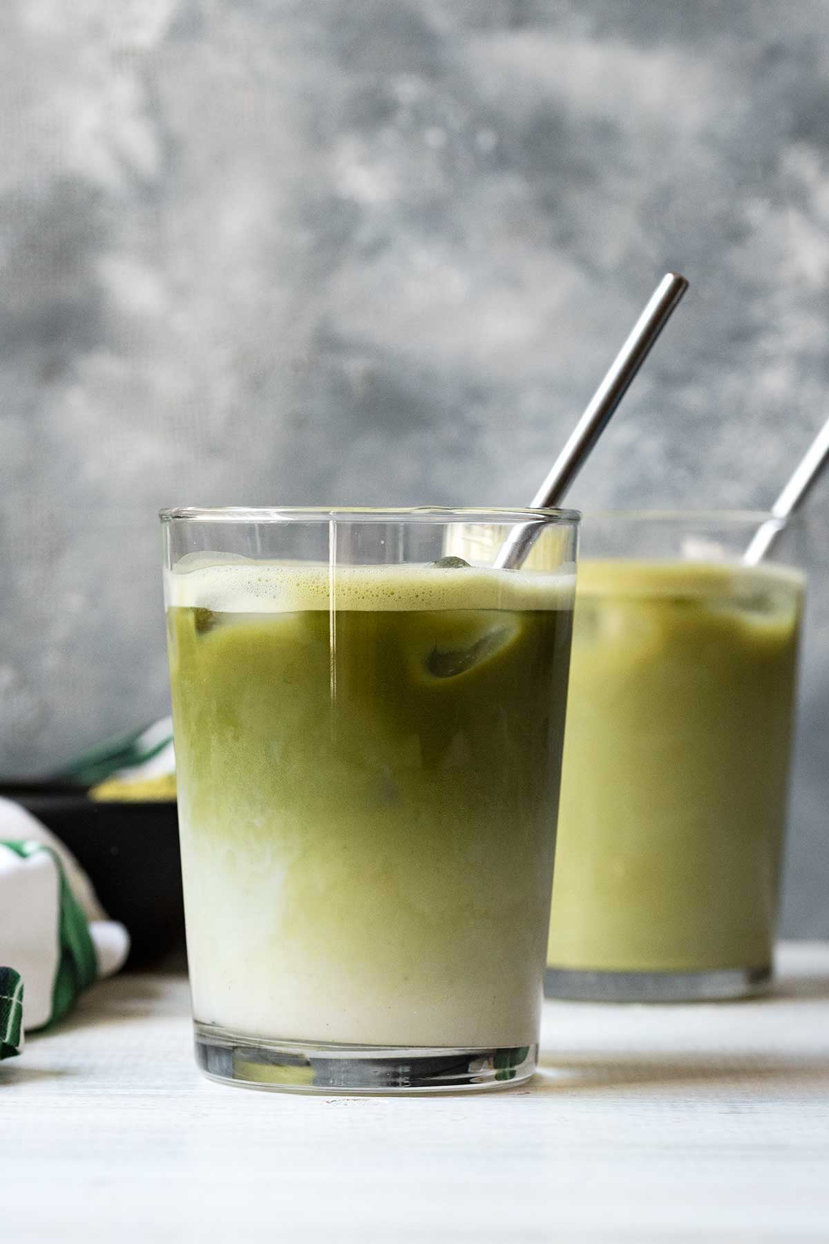 How to make iced matcha green tea latte recipe - The Hungry Bites