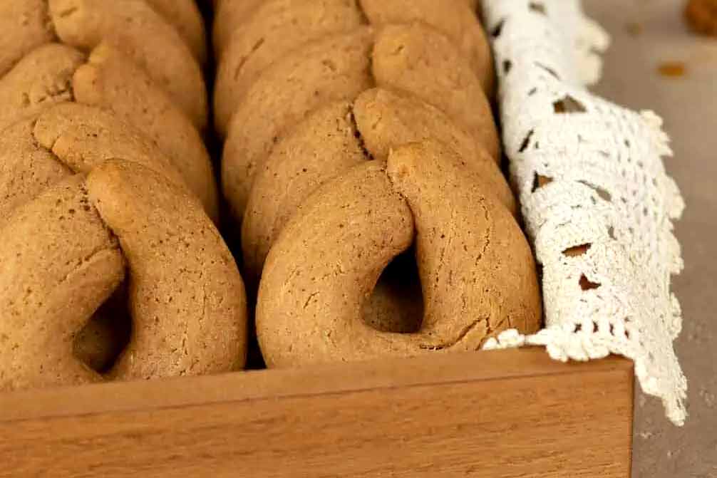 Moustokouloura cookies in a wooden box.