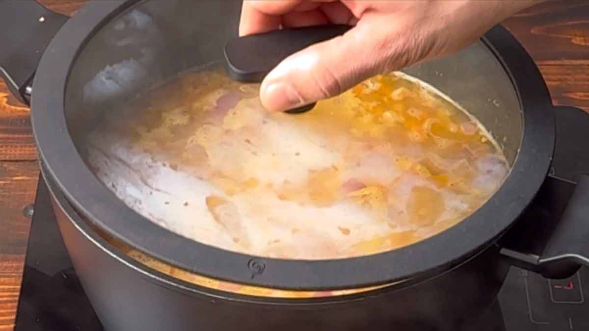 A hand closes the pot with a lid.