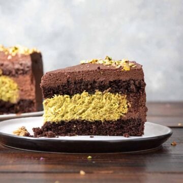 Pistachio chocolate cake featured image.