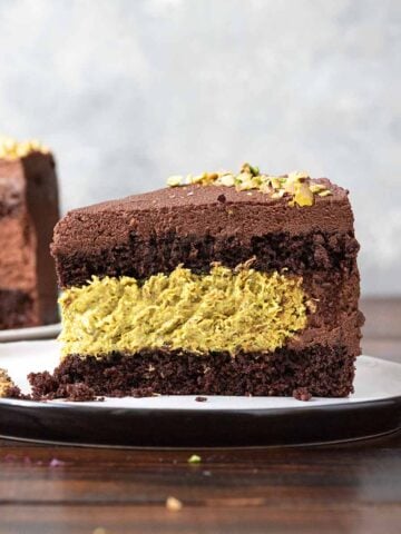 Pistachio chocolate cake featured image.