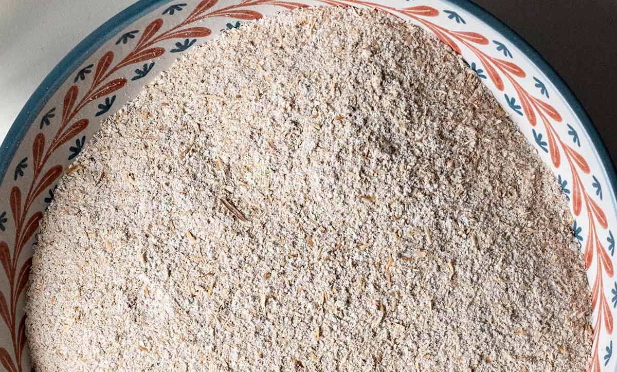 Close image of unhulled whole barley flour.