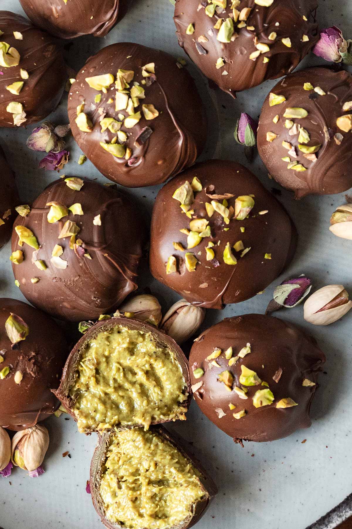 Dubai chocolate balls with pistachio cream and kunefe on a serving plate.