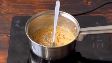 A pot with boiling honey.